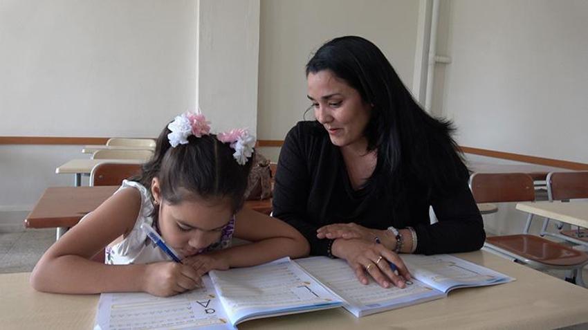 Kübalı gelin eşinin memleketini değil Adana'nın ilçesini beğenip yerleşti! Şimdi de annesi ve kızıyla Türkçe öğreniyor