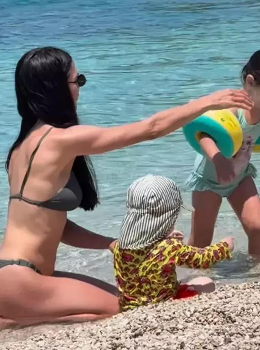 Ünlü şarkıcı oğlunun yüzünü ilk kez gösterdi