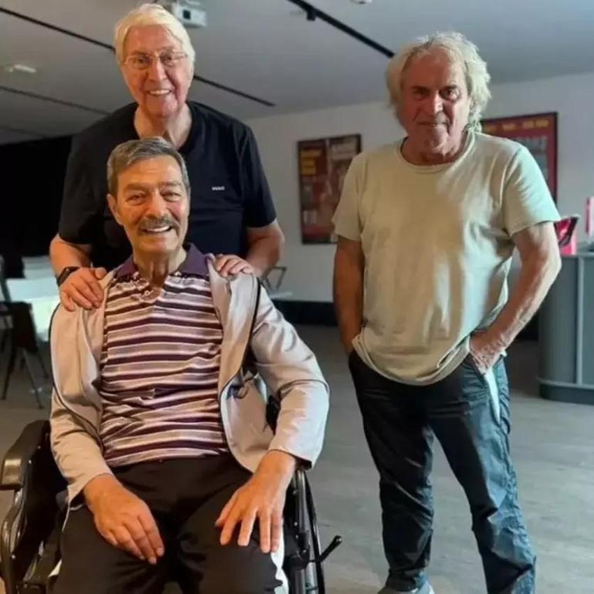 Sağlık durumu merak ediliyordu! Kadir İnanır'ın son haliyle poz verdi!