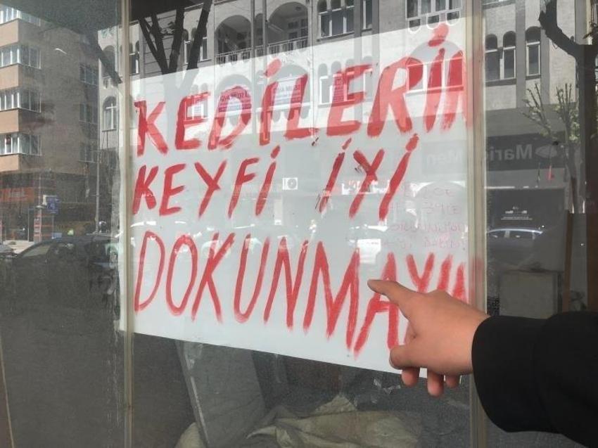 Bir mahalle vitrindeki notla haberleşiyor! Dükkan sahibi cama yapıştırdı, vatandaşlar cevap verdi