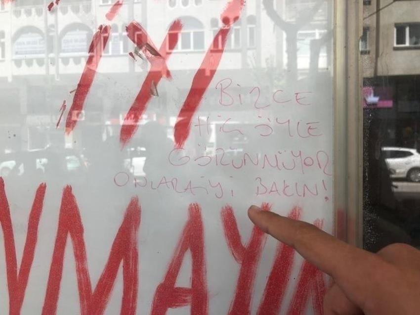 Bir mahalle vitrindeki notla haberleşiyor! Dükkan sahibi cama yapıştırdı, vatandaşlar cevap verdi