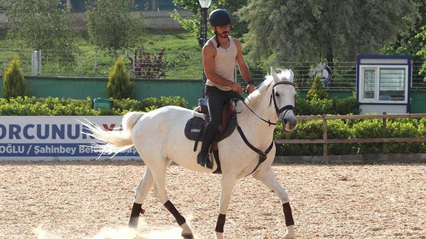 Gaziantep'te yaşayan doktor hobi olarak başladığı binicilikte lisanslı sporcu oldu