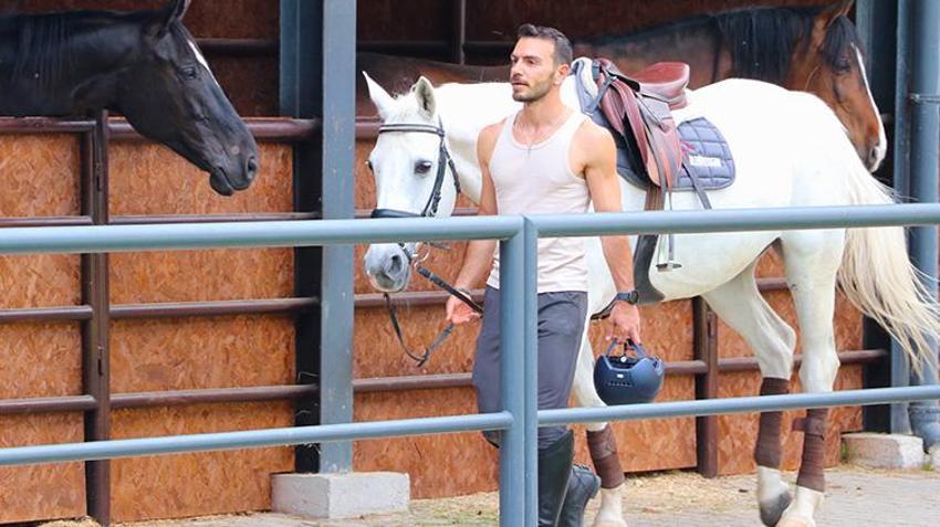 Gaziantep'te yaşayan doktor hobi olarak başladığı binicilikte lisanslı sporcu oldu