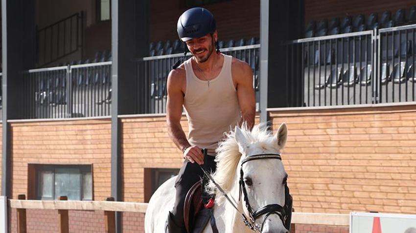 Gaziantep'te yaşayan doktor hobi olarak başladığı binicilikte lisanslı sporcu oldu