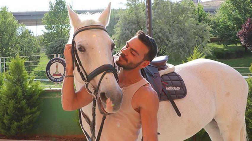 Gaziantep'te yaşayan doktor hobi olarak başladığı binicilikte lisanslı sporcu oldu