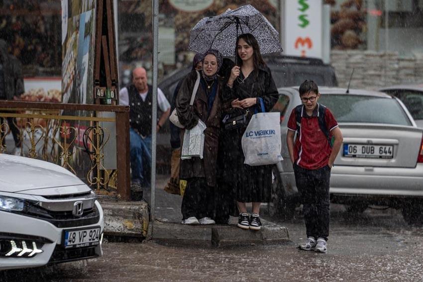 Meteoroloji illeri tek tek uyardı: Hafta sonu kuvvetli sağanak yağışlar geliyor
