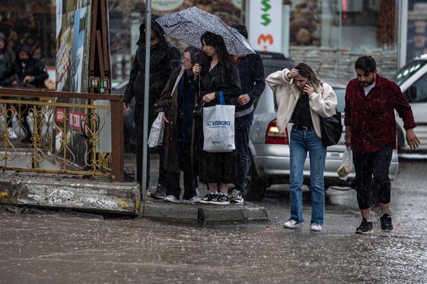 Meteoroloji illeri tek tek uyardı: Hafta sonu kuvvetli sağanak yağışlar geliyor