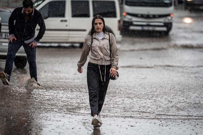 Meteoroloji illeri tek tek uyardı: Hafta sonu kuvvetli sağanak yağışlar geliyor