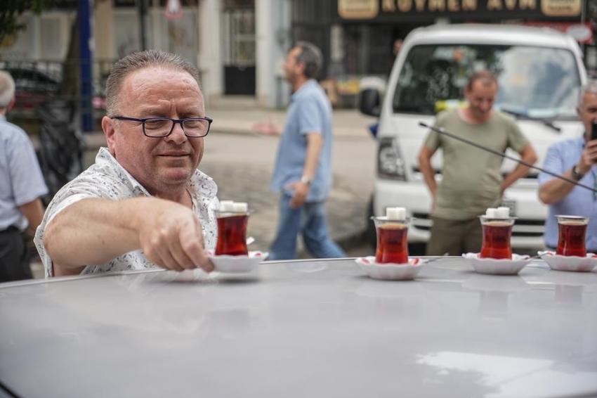 Bursalı esnaf şaka amaçlı başladı, sosyal medyada gündem olunca herkesin favorisi oldu! Çay servisini arabasıyla yapıyor: 'Bugüne kadar hiç dökmedim'