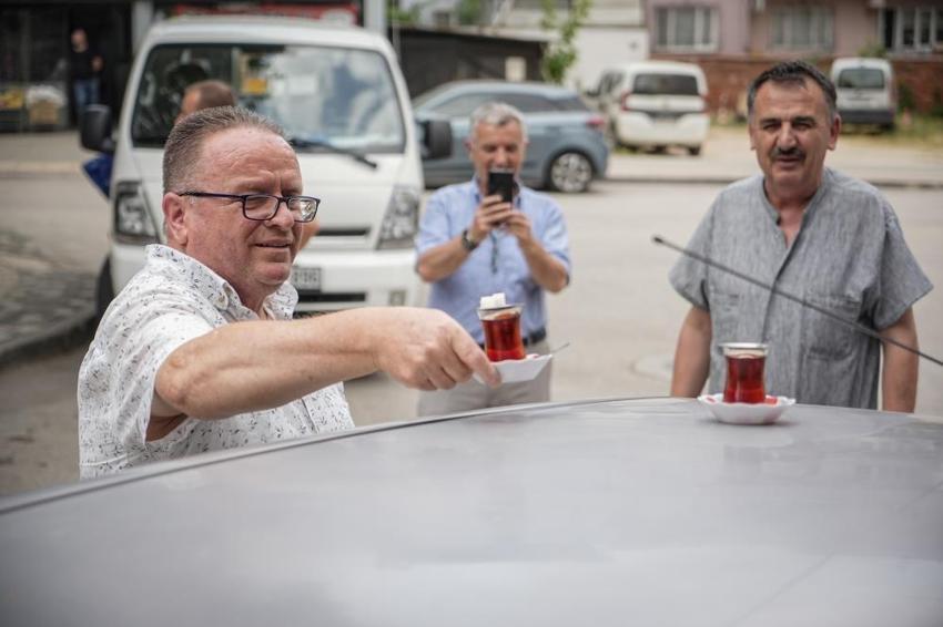 Bursalı esnaf şaka amaçlı başladı, sosyal medyada gündem olunca herkesin favorisi oldu! Çay servisini arabasıyla yapıyor: 'Bugüne kadar hiç dökmedim'