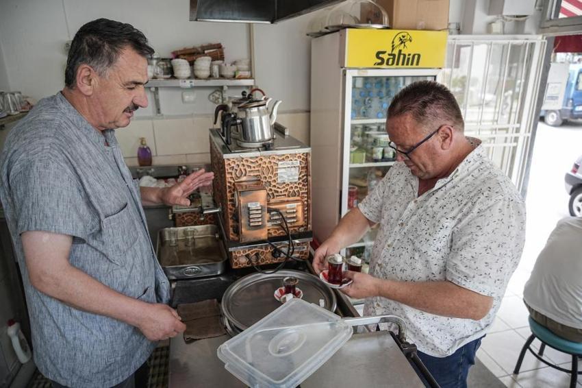 Bursalı esnaf şaka amaçlı başladı, sosyal medyada gündem olunca herkesin favorisi oldu! Çay servisini arabasıyla yapıyor: 'Bugüne kadar hiç dökmedim'