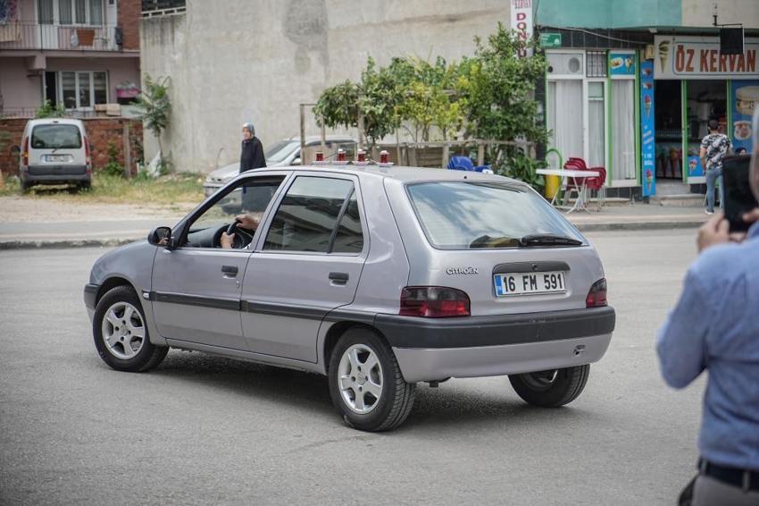 Bursalı esnaf şaka amaçlı başladı, sosyal medyada gündem olunca herkesin favorisi oldu! Çay servisini arabasıyla yapıyor: 'Bugüne kadar hiç dökmedim'