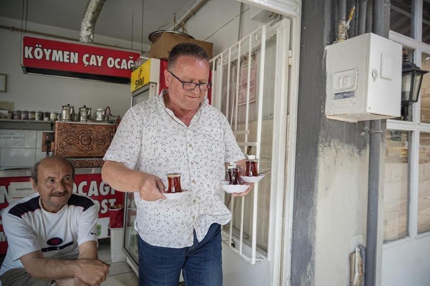 Bursalı esnaf şaka amaçlı başladı, sosyal medyada gündem olunca herkesin favorisi oldu! Çay servisini arabasıyla yapıyor: 'Bugüne kadar hiç dökmedim'