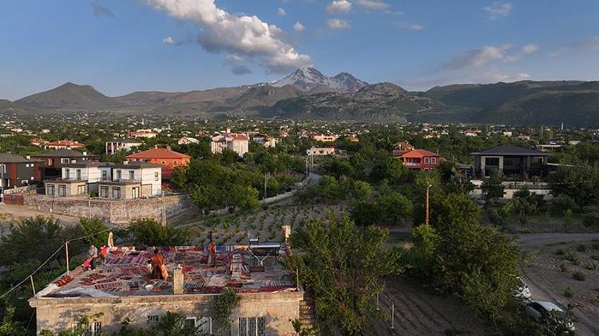 Hepsi servet değerinde ama satmıyor! Erciyes Dağı'nın manzarasında sergiliyor