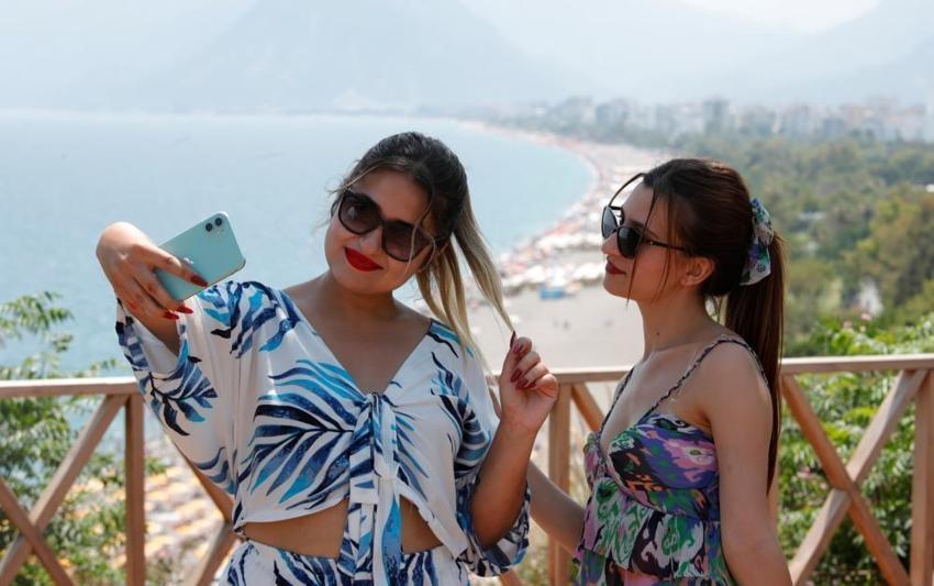 Antalya'da LGS'den çıkanlar denize koştu! 35 derecelik sıcaklığa rağmen plaj dolup taştı