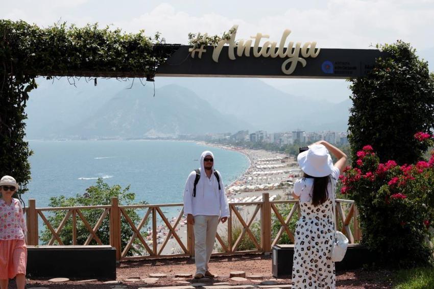 Antalya'da LGS'den çıkanlar denize koştu! 35 derecelik sıcaklığa rağmen plaj dolup taştı