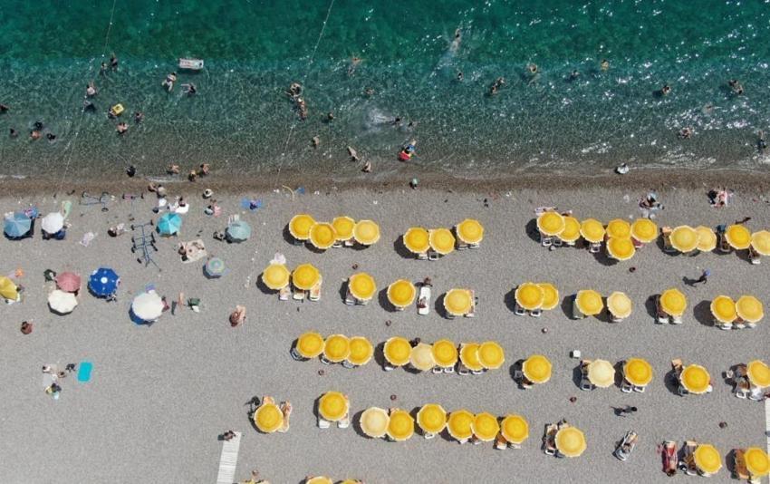 Antalya'da LGS'den çıkanlar denize koştu! 35 derecelik sıcaklığa rağmen plaj dolup taştı