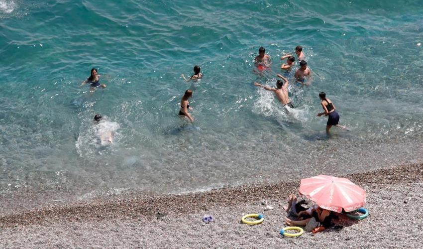 Antalya'da LGS'den çıkanlar denize koştu! 35 derecelik sıcaklığa rağmen plaj dolup taştı