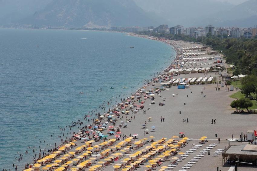 Antalya'da LGS'den çıkanlar denize koştu! 35 derecelik sıcaklığa rağmen plaj dolup taştı