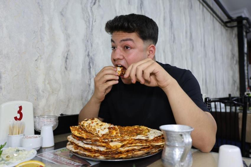 Elazığlı gencin yediği lahmacun sayısı görenleri şaşkına çeviriyor! 70 kilo ama 110 kiloluk rakipleriyle mücadele ediyor