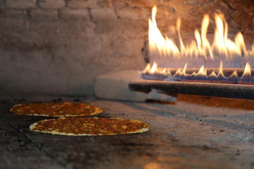 Elazığlı gencin yediği lahmacun sayısı görenleri şaşkına çeviriyor! 70 kilo ama 110 kiloluk rakipleriyle mücadele ediyor
