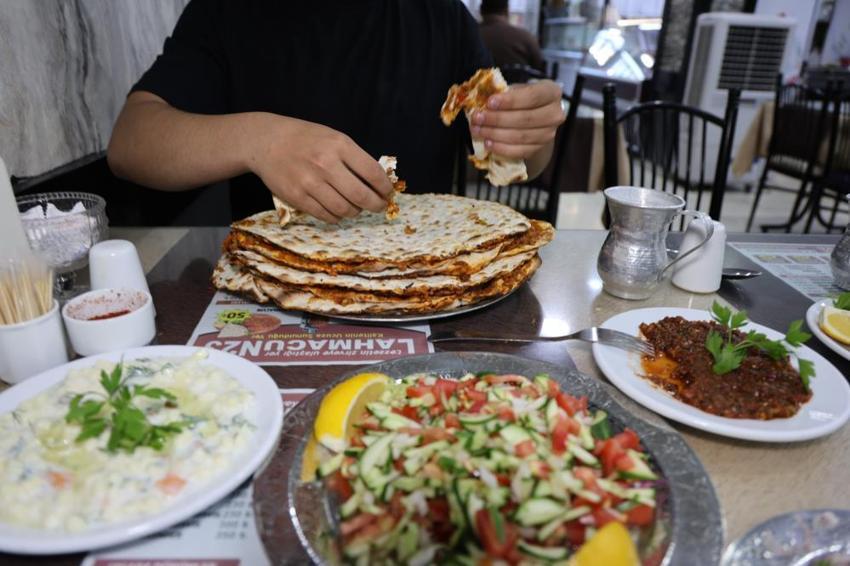 Elazığlı gencin yediği lahmacun sayısı görenleri şaşkına çeviriyor! 70 kilo ama 110 kiloluk rakipleriyle mücadele ediyor