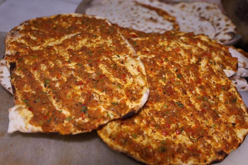 Elazığlı gencin yediği lahmacun sayısı görenleri şaşkına çeviriyor! 70 kilo ama 110 kiloluk rakipleriyle mücadele ediyor