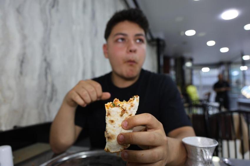 Elazığlı gencin yediği lahmacun sayısı görenleri şaşkına çeviriyor! 70 kilo ama 110 kiloluk rakipleriyle mücadele ediyor