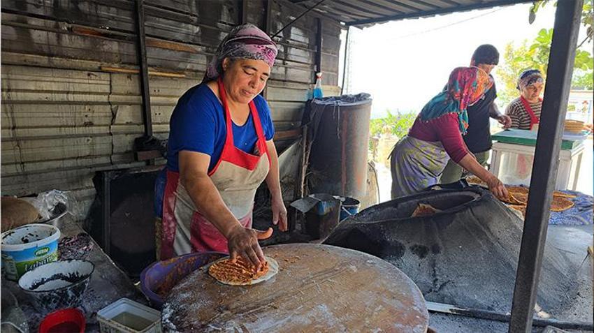 Hataylı depremzede kadınlar hayata böyle tutunuyor! Sıcağın altında aile için büyük fedakarlık