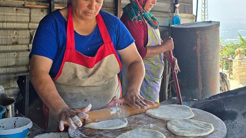 Hataylı depremzede kadınlar hayata böyle tutunuyor! Sıcağın altında aile için büyük fedakarlık