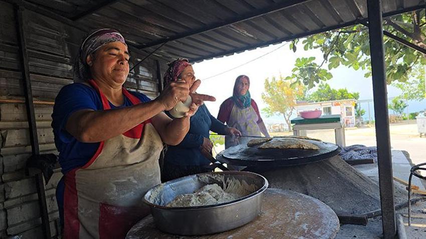 Hataylı depremzede kadınlar hayata böyle tutunuyor! Sıcağın altında aile için büyük fedakarlık