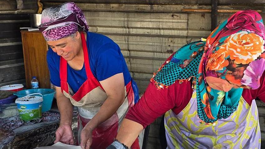 Hataylı depremzede kadınlar hayata böyle tutunuyor! Sıcağın altında aile için büyük fedakarlık