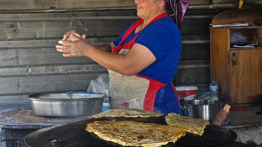 Hataylı depremzede kadınlar hayata böyle tutunuyor! Sıcağın altında aile için büyük fedakarlık