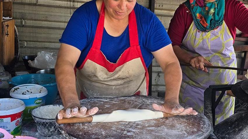 Hataylı depremzede kadınlar hayata böyle tutunuyor! Sıcağın altında aile için büyük fedakarlık