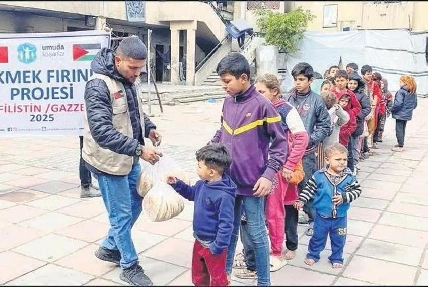 Gamze Özçelik aldığı haberle perişan oldu! Sosyal medyadan duyurdu: Gazze'de ekmek dağıtıyordu