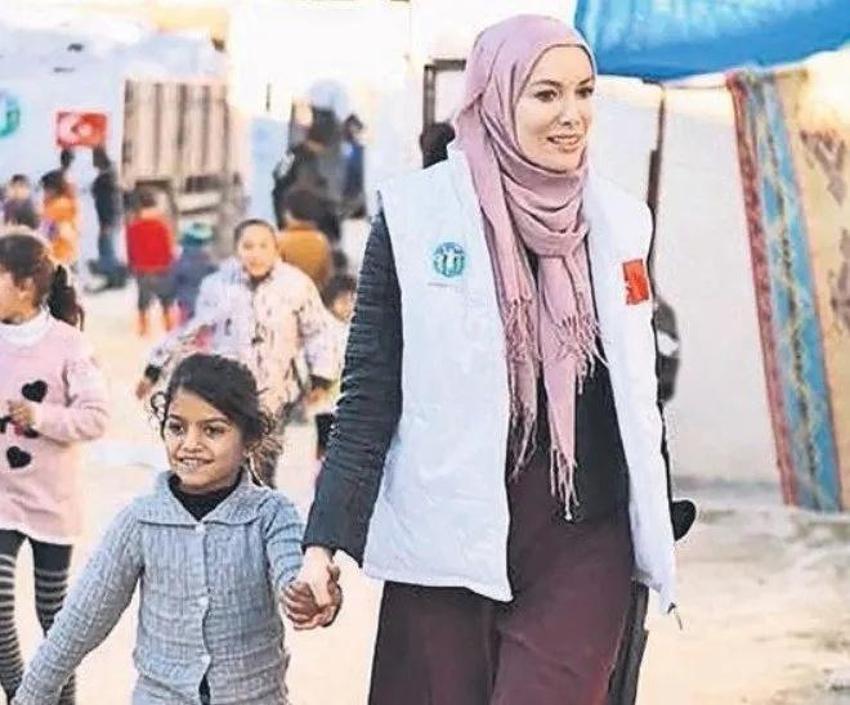 Gamze Özçelik aldığı haberle perişan oldu! Sosyal medyadan duyurdu: Gazze'de ekmek dağıtıyordu