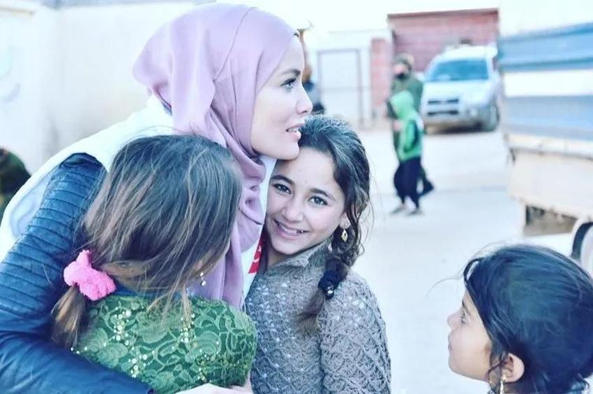 Gamze Özçelik aldığı haberle perişan oldu! Sosyal medyadan duyurdu: Gazze'de ekmek dağıtıyordu