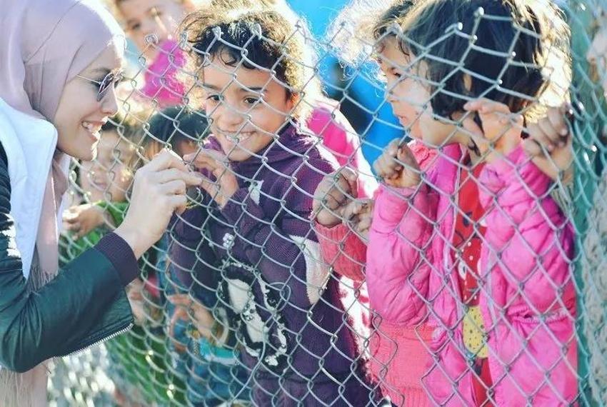 Gamze Özçelik aldığı haberle perişan oldu! Sosyal medyadan duyurdu: Gazze'de ekmek dağıtıyordu