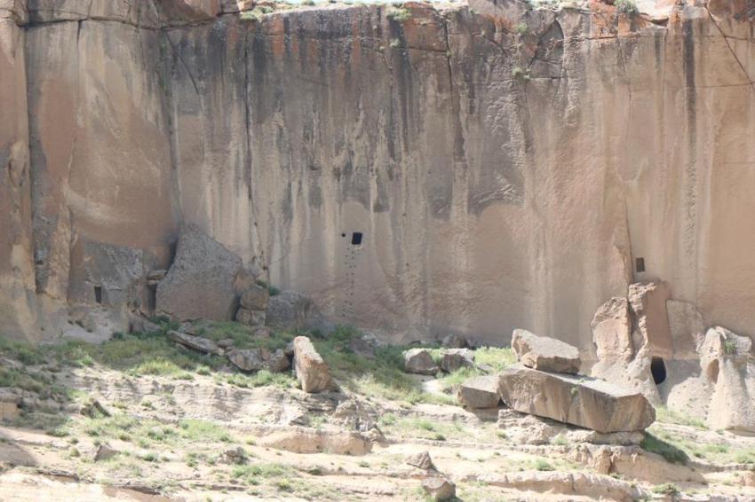 Ağrı'da dağlara saklanmış gizli hazine! Mağaraya girenler büyüleniyor, gizemi çözülemedi