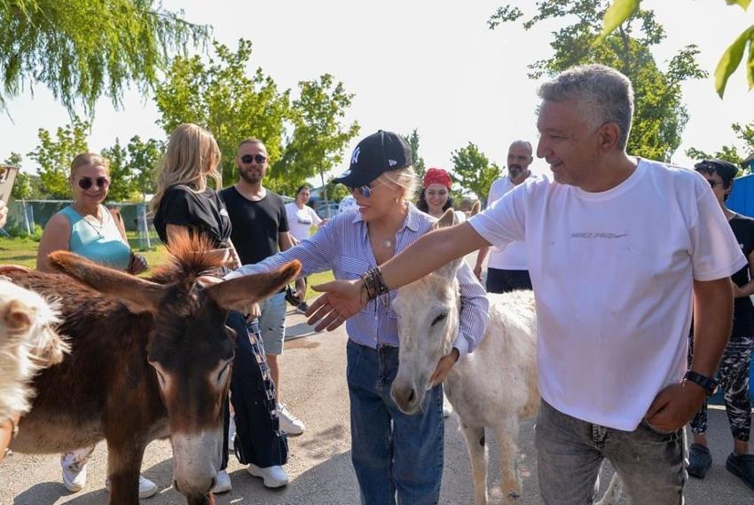 Süperstar'dan anlamlı ziyaret: Bursa'da pati bahçesini ziyaret etti!