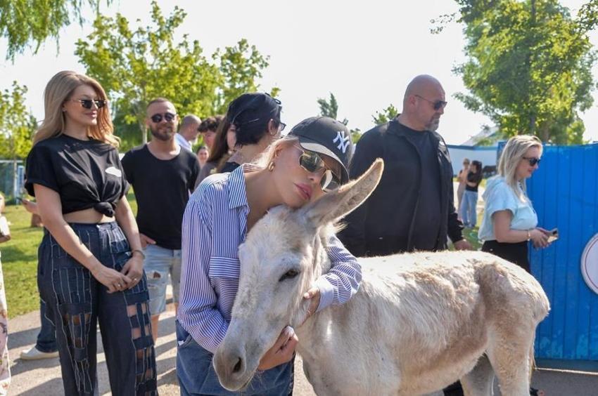Süperstar'dan anlamlı ziyaret: Bursa'da pati bahçesini ziyaret etti!
