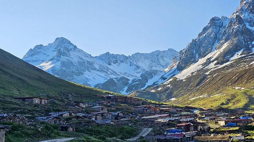 Bu fotoğraflar bugün çekildi: Her yerde denize girilirken onlar kar temizliyor!