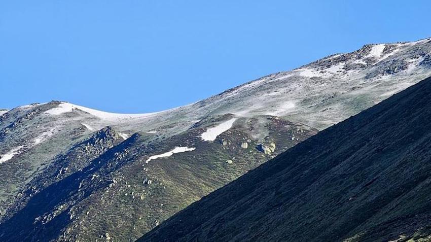 Bu fotoğraflar bugün çekildi: Her yerde denize girilirken onlar kar temizliyor!
