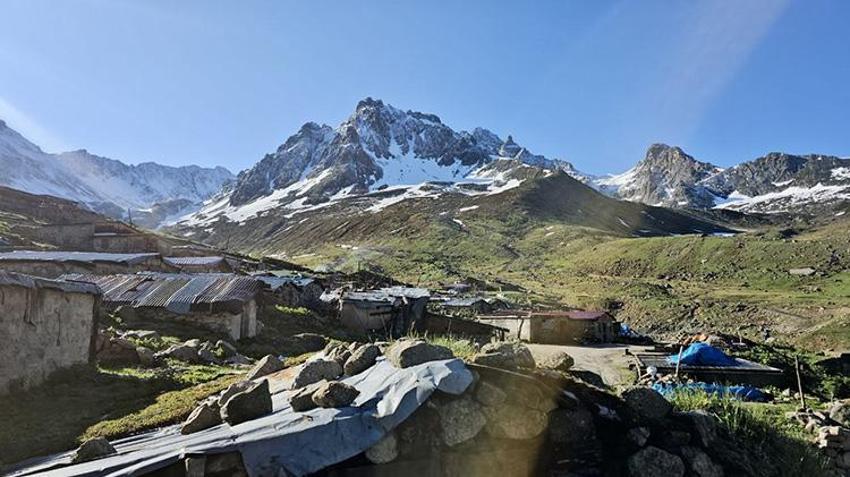 Bu fotoğraflar bugün çekildi: Her yerde denize girilirken onlar kar temizliyor!