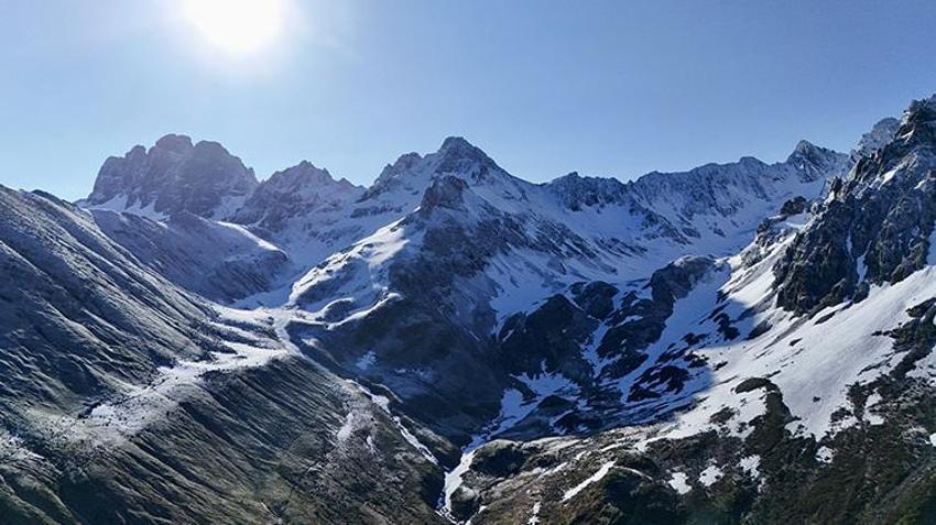 Bu fotoğraflar bugün çekildi: Her yerde denize girilirken onlar kar temizliyor!
