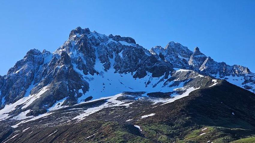 Bu fotoğraflar bugün çekildi: Her yerde denize girilirken onlar kar temizliyor!