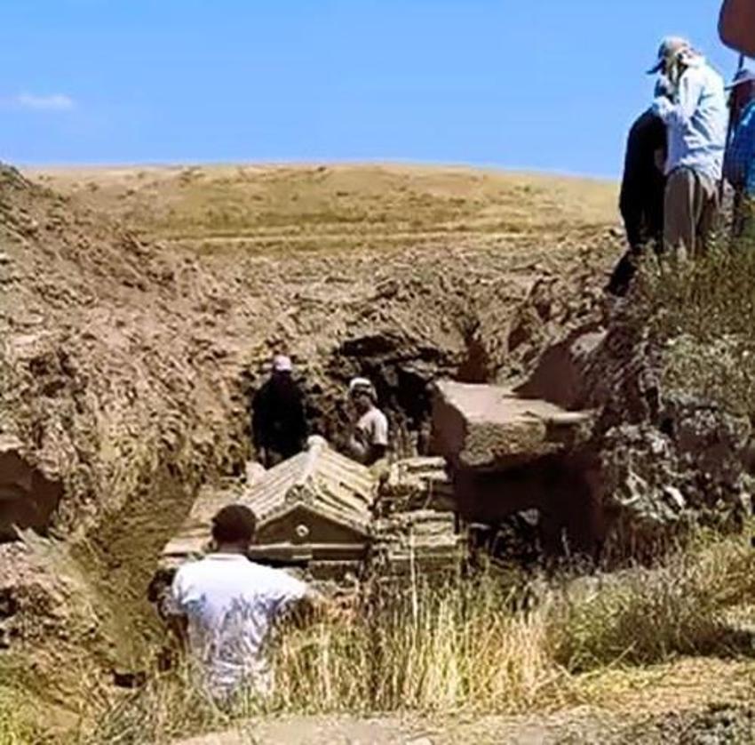Jandarma burada 7/24 nöbet tutuyor! Tarlayı kazarak buldukları hazineyi bırakıp kaçtılar