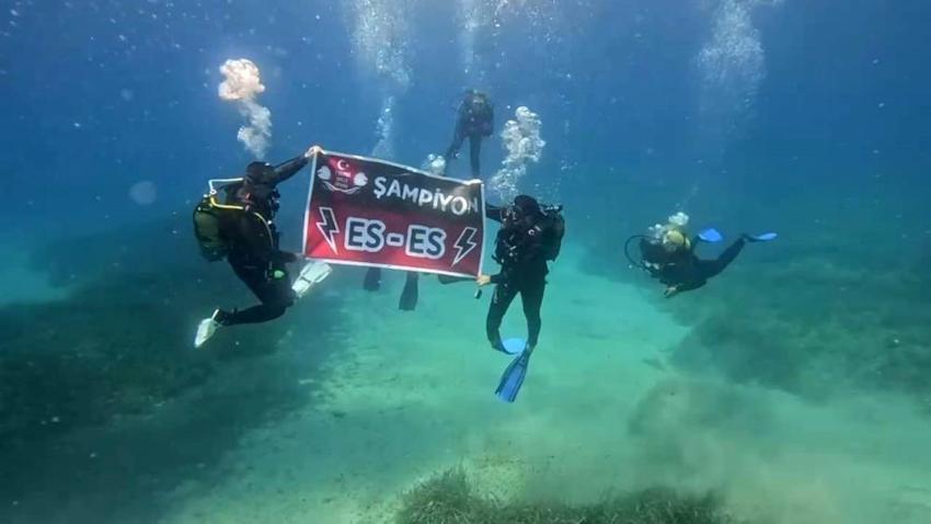 26 metre derinlikte şampiyonluk kutlaması: Denizin dibi kırmızı siyah
