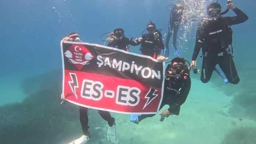 26 metre derinlikte şampiyonluk kutlaması: Denizin dibi kırmızı siyah