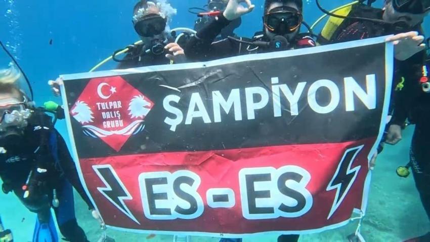 26 metre derinlikte şampiyonluk kutlaması: Denizin dibi kırmızı siyah
